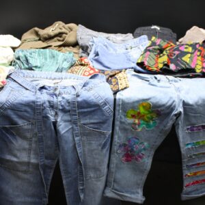 Mixed women's clothing lot - approx. 25 pieces (denim, knit tops, patterned tops) - used, sold as-is
