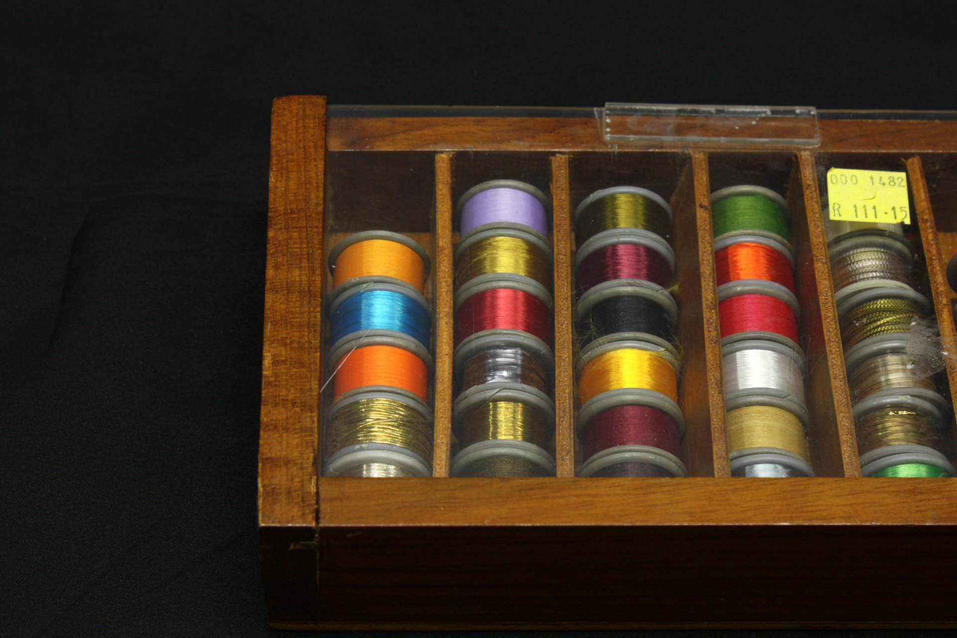 Lot: Multi-coloured Cotton Thread Reels in Wooden Divided Display Case (approx. 20+ spools)