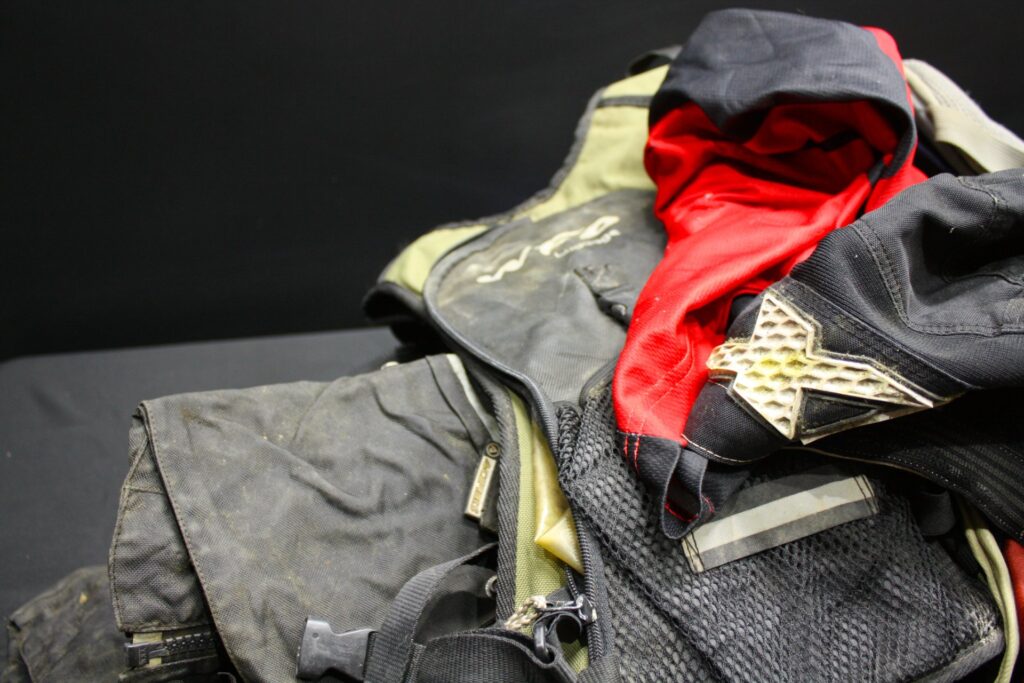 Mixed lot of used motorcycle protective gear & armour – 20+ pieces (Fox logo visible) – soiled / scuffed