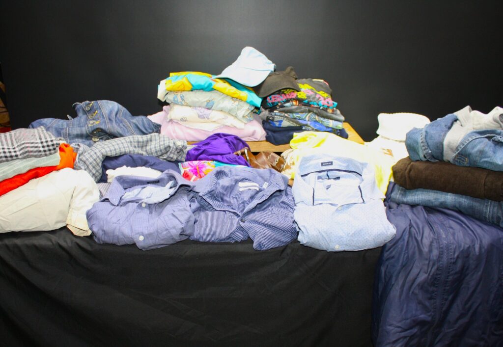 Mixed bundle of men’s and women’s clothing — approx. 25 pieces, used (Calvin Klein & Tommy Hilfiger visible)