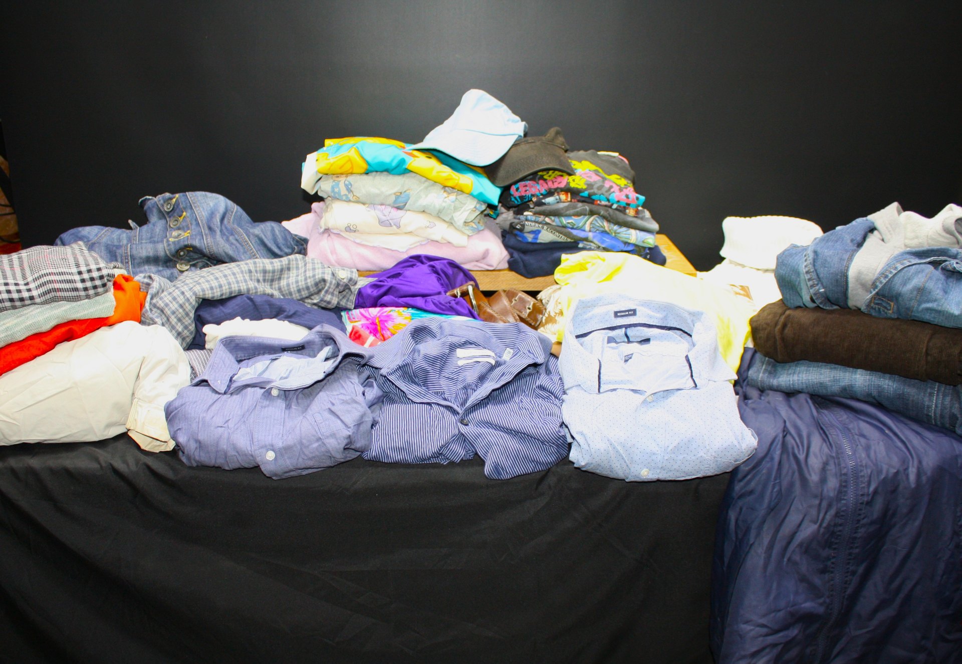 Mixed bundle of men’s and women’s clothing — approx. 25 pieces, used (Calvin Klein & Tommy Hilfiger visible)