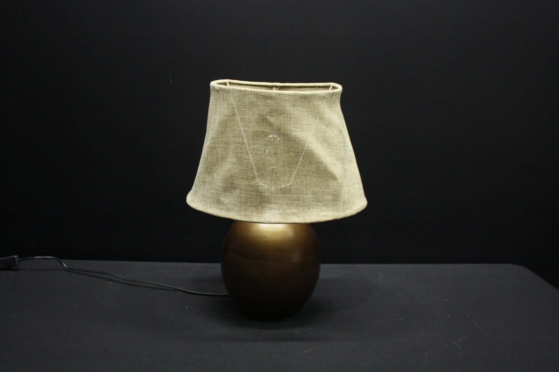Working table lamp with rounded bronze-look base & textured fabric shade (approx. 50 cm)
