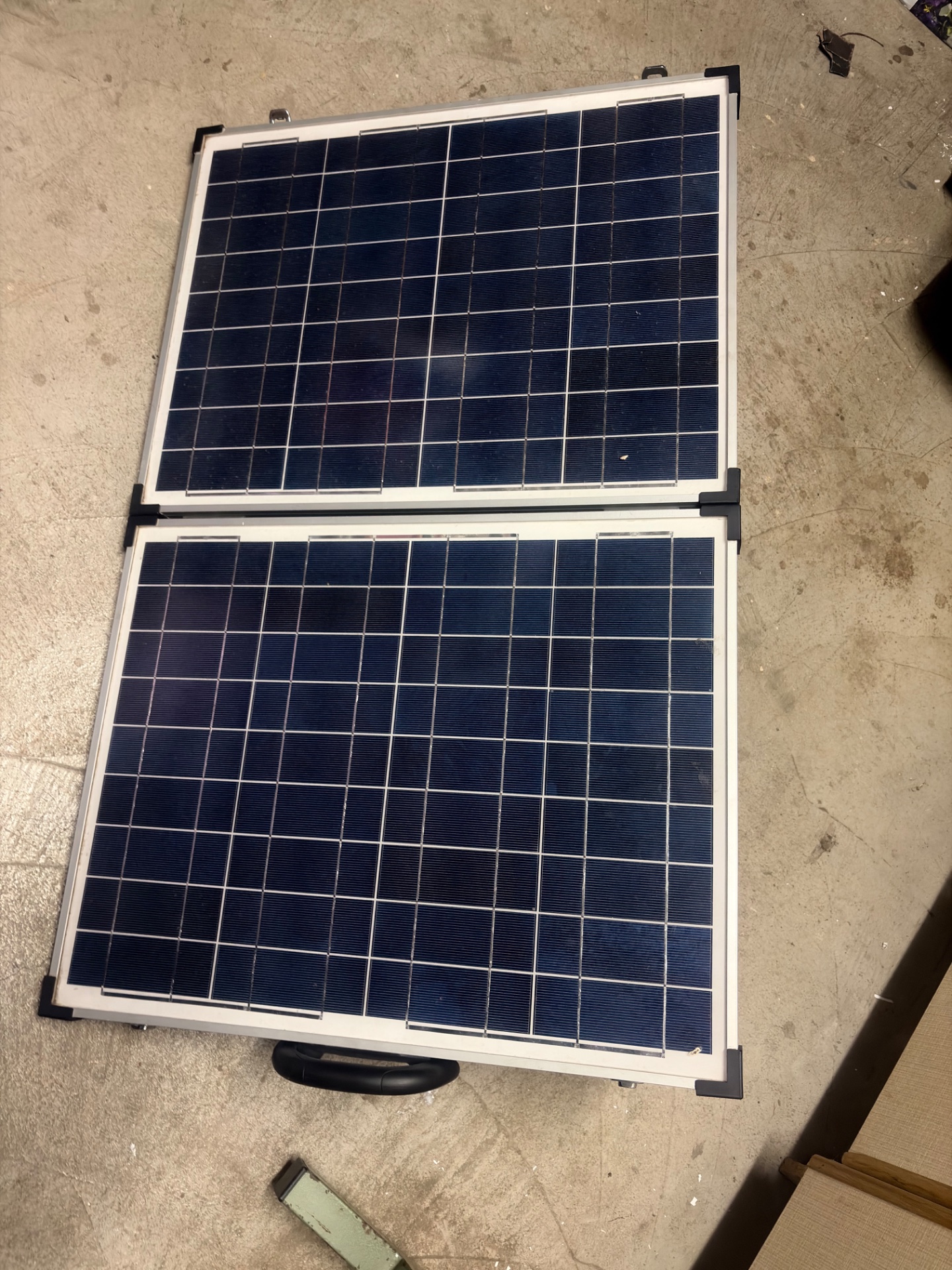 Portable folding solar panel in aluminium carry case (ACDC) — built-in controller, stand & cables — Working