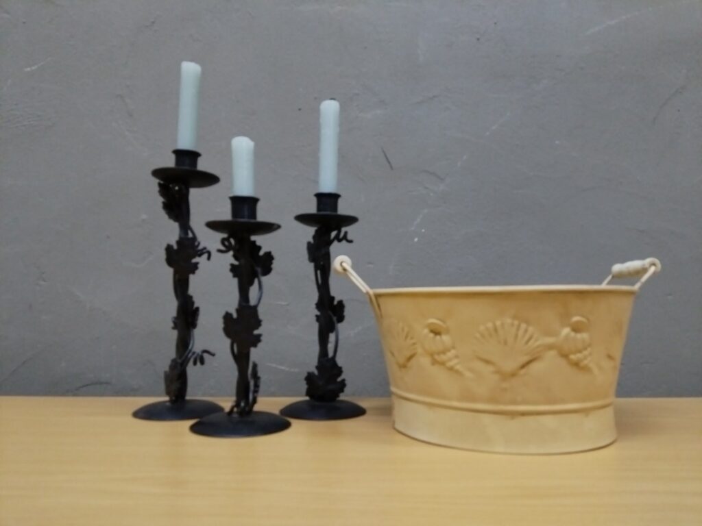 Mixed lot: 3 black metal leaf candlesticks (with candles) + cream decorative metal bucket/planter