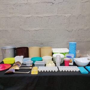 Mixed kitchenware & plastic container lot — 31 pieces (bowls, lids, ice trays, scoops, ice packs)