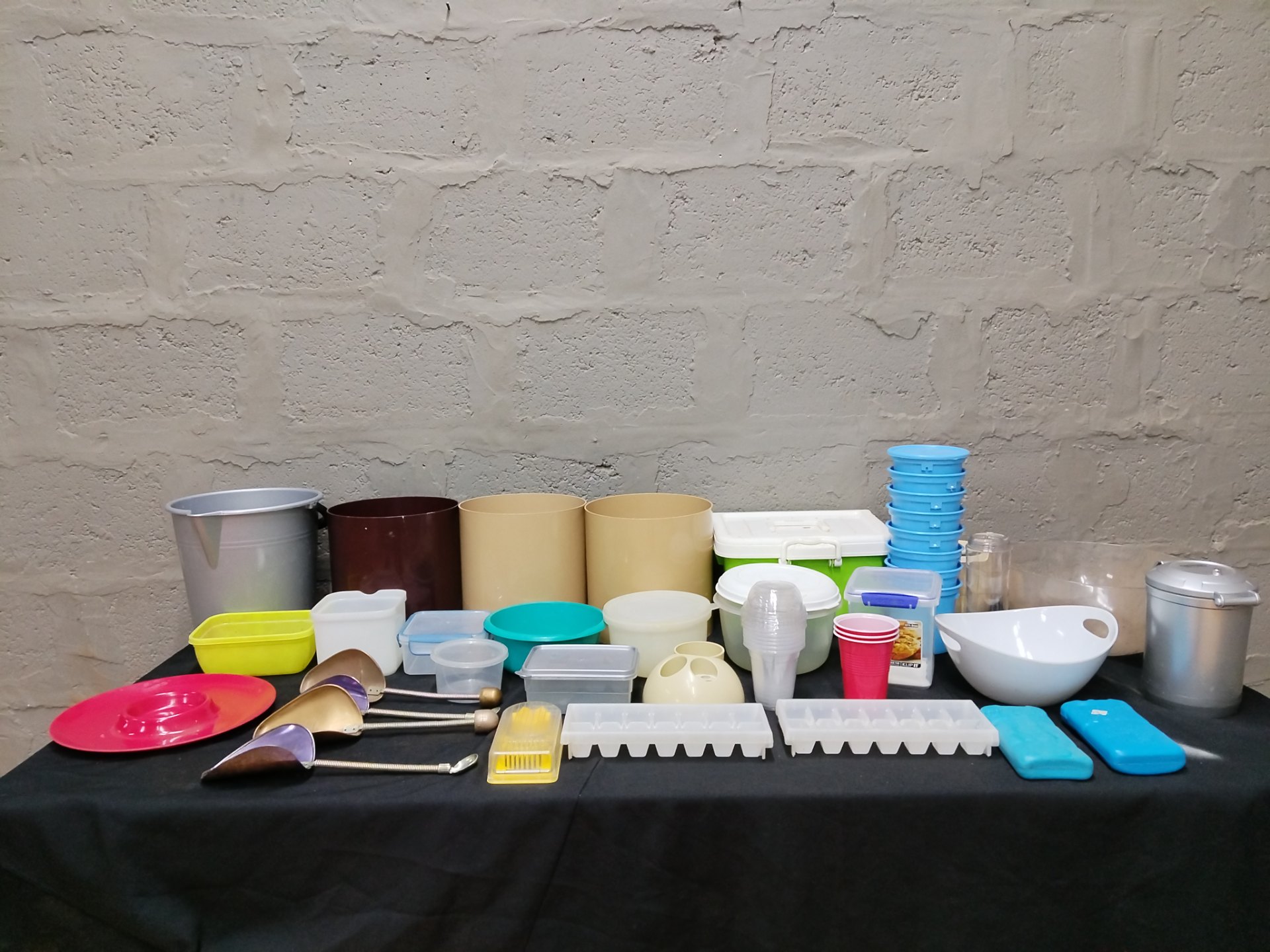 Mixed kitchenware & plastic container lot — 31 pieces (bowls, lids, ice trays, scoops, ice packs)