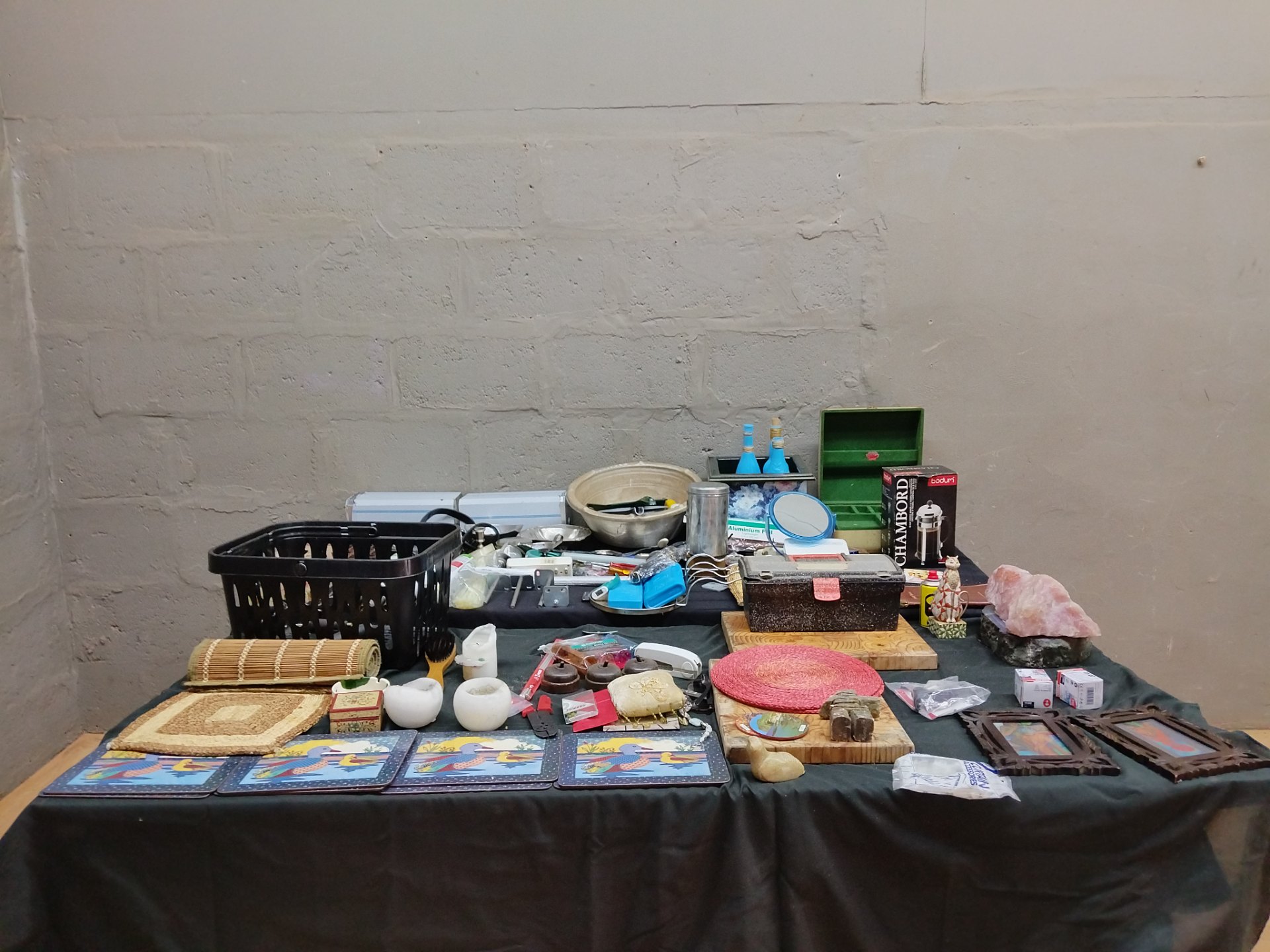 Mixed household & tools lot — assorted small kitchenware, décor, tools & SodaStream cylinders (approx 100 items)