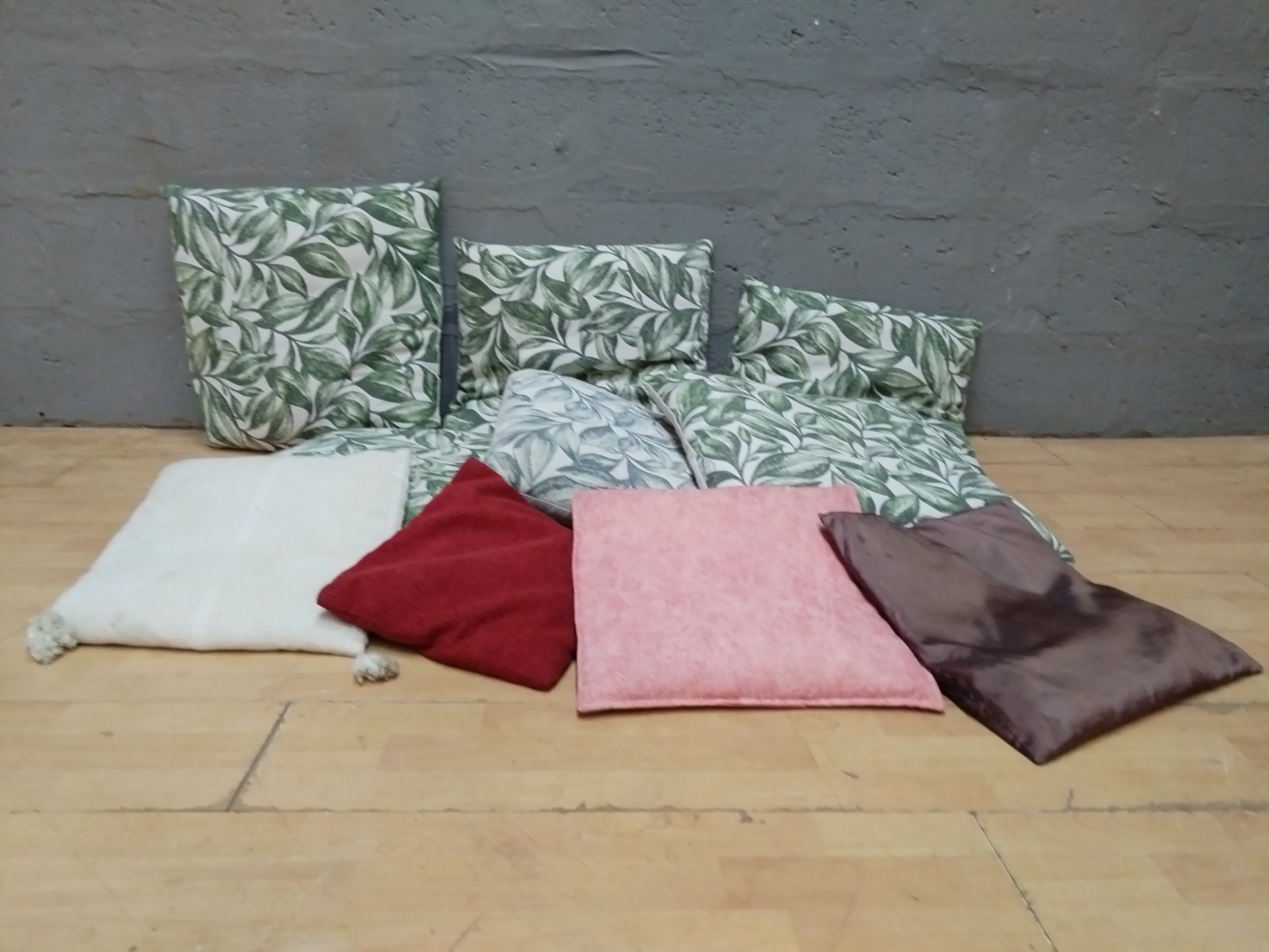 Lot of 10 Assorted Cushions with Inserts — Leaf-print seat/back cushions + assorted decorative cushions