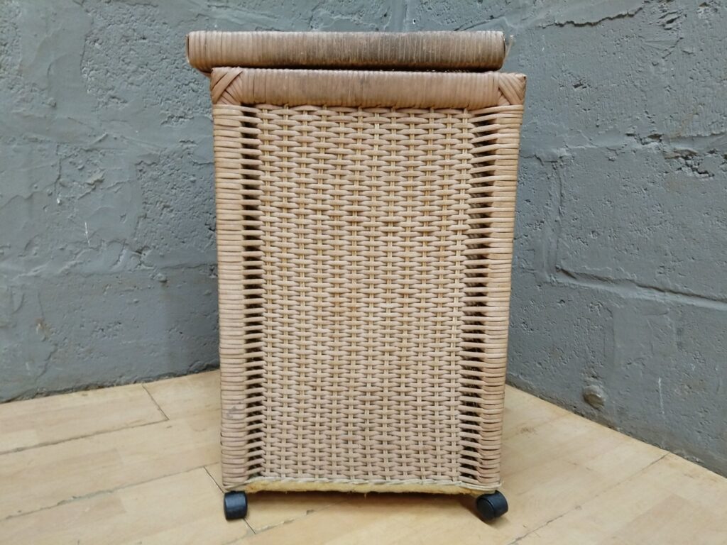 Tall wicker laundry/storage bin with hinged lid & castor wheels — 39 x 39 x 62 cm (used)