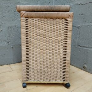 Tall wicker laundry/storage bin with hinged lid & castor wheels — 39 x 39 x 62 cm (used)