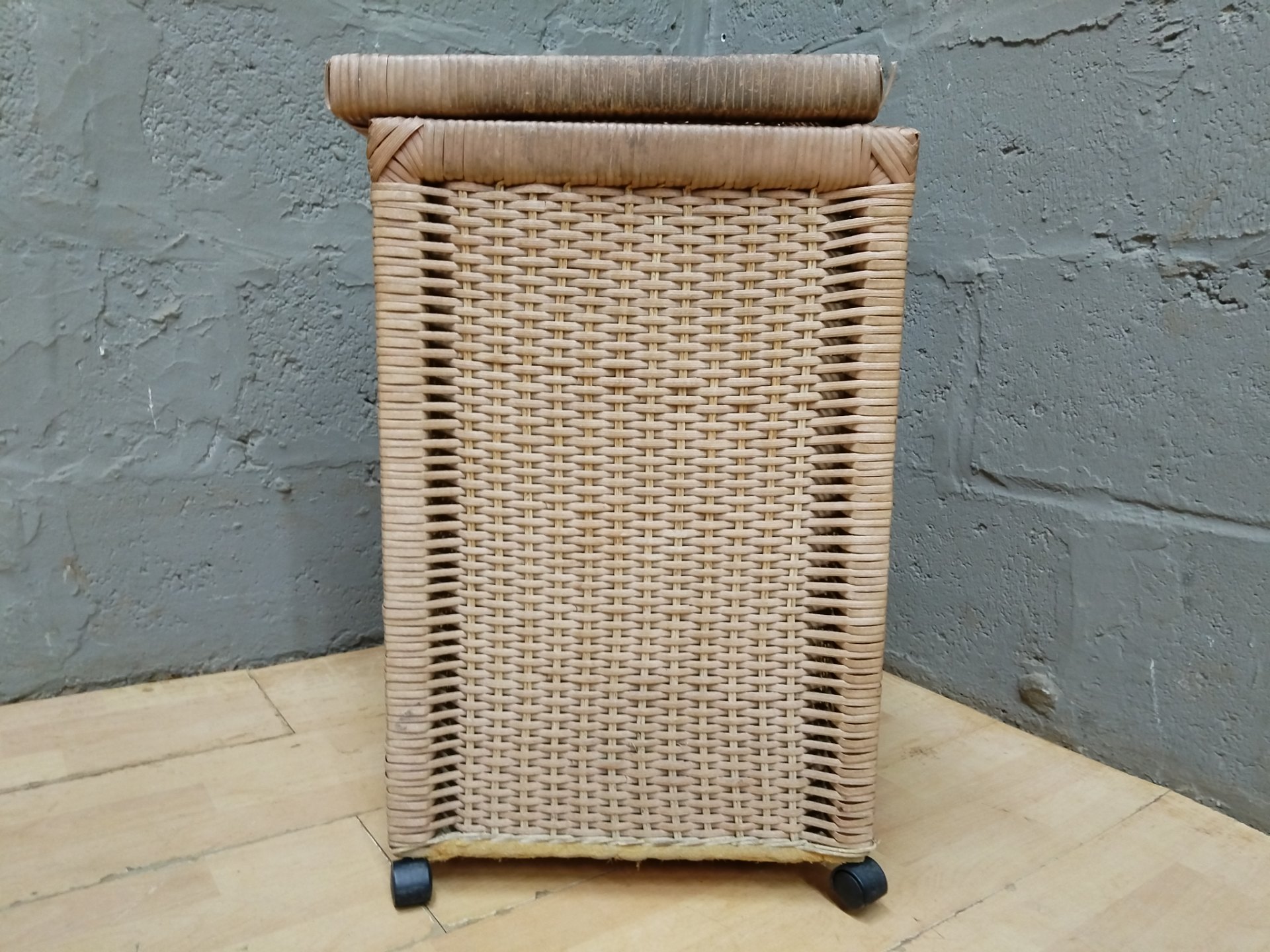 Tall wicker laundry/storage bin with hinged lid & castor wheels — 39 x 39 x 62 cm (used)