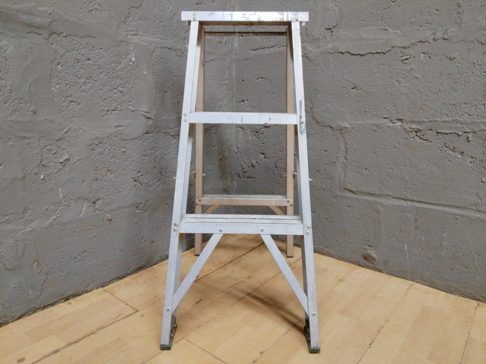 Aluminium folding A‑frame step ladder — top platform 85 cm, workshop-used with paint splatters