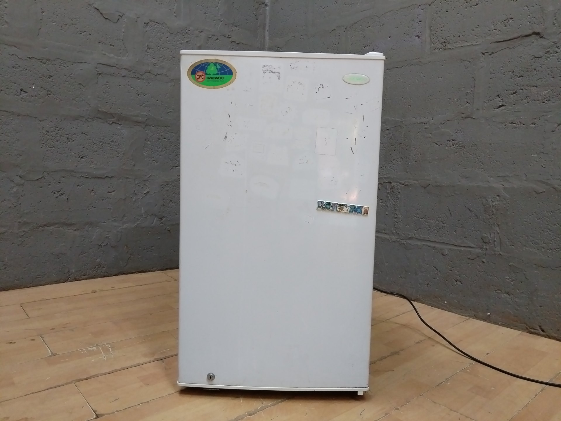 Daewoo FR-142 compact single-door fridge — tested working, shelving & door bins, cosmetic wear