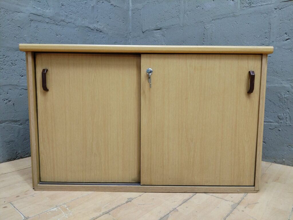 Oak-effect low sliding-door storage cabinet with lock & keys — 188 x 50 x 72 cm