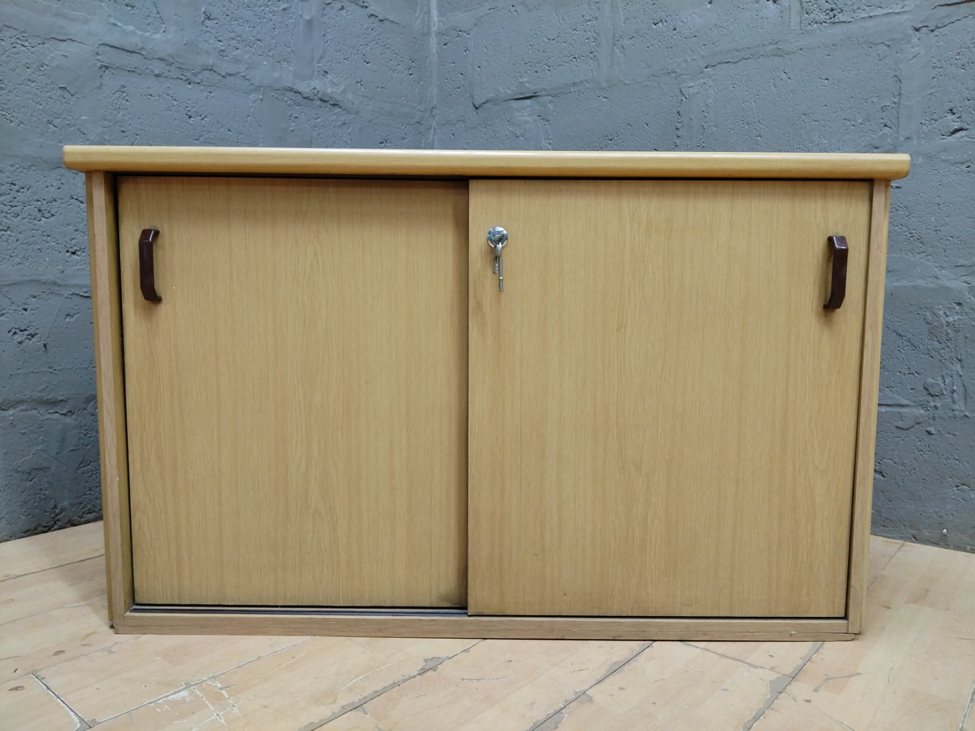 Oak-effect low sliding-door storage cabinet with lock & keys — 188 x 50 x 72 cm