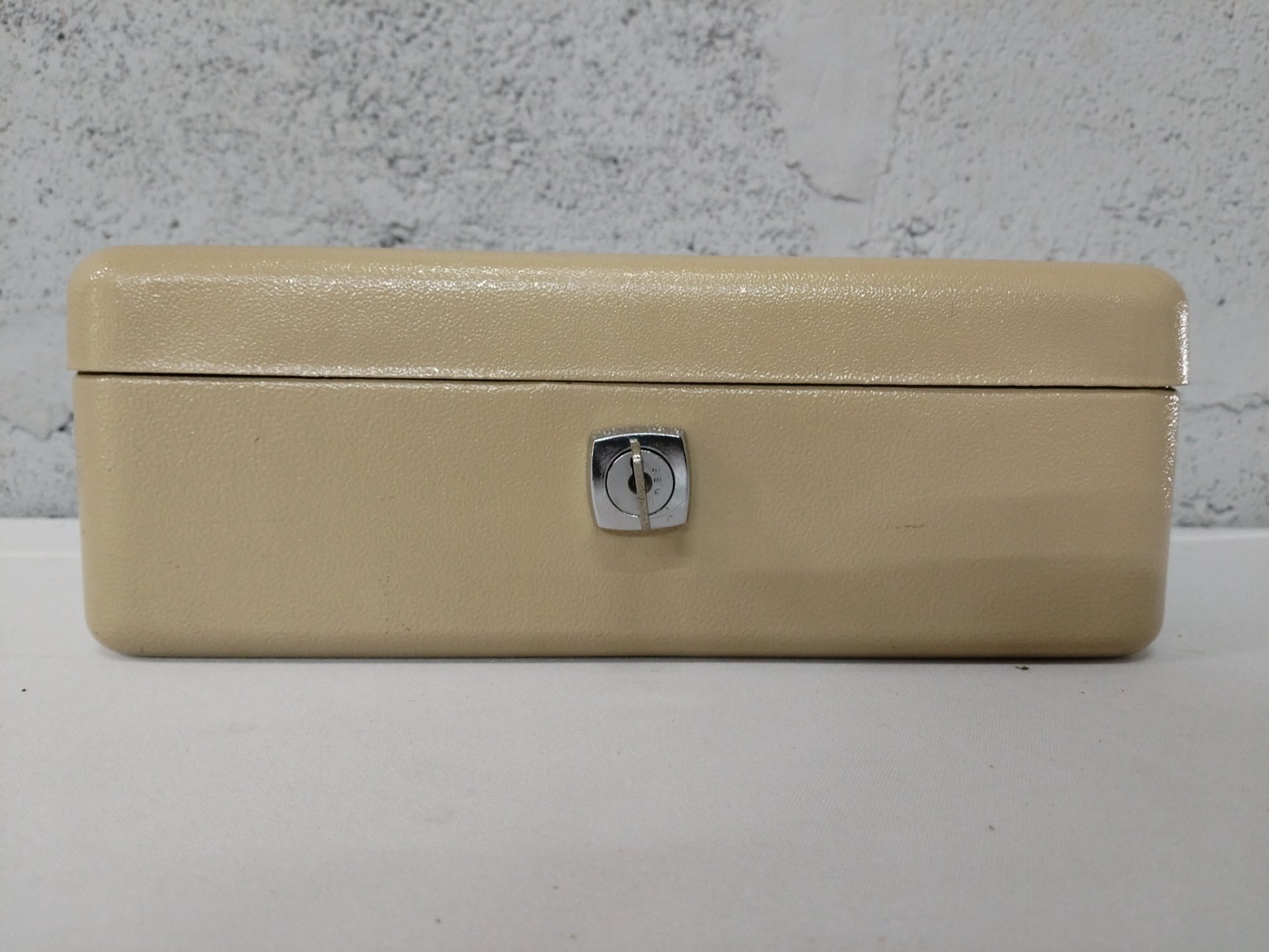 Beige metal cash / coin box with removable divided tray and working key (28 x 17 x 10cm)
