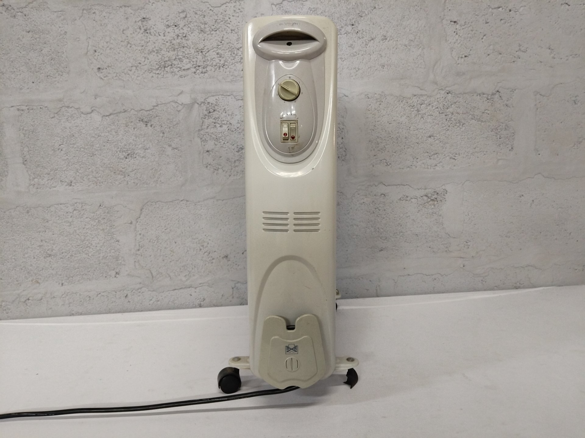 DeLonghi KH591225 2500W Oil-Filled Radiator — Working, Used, damaged caster