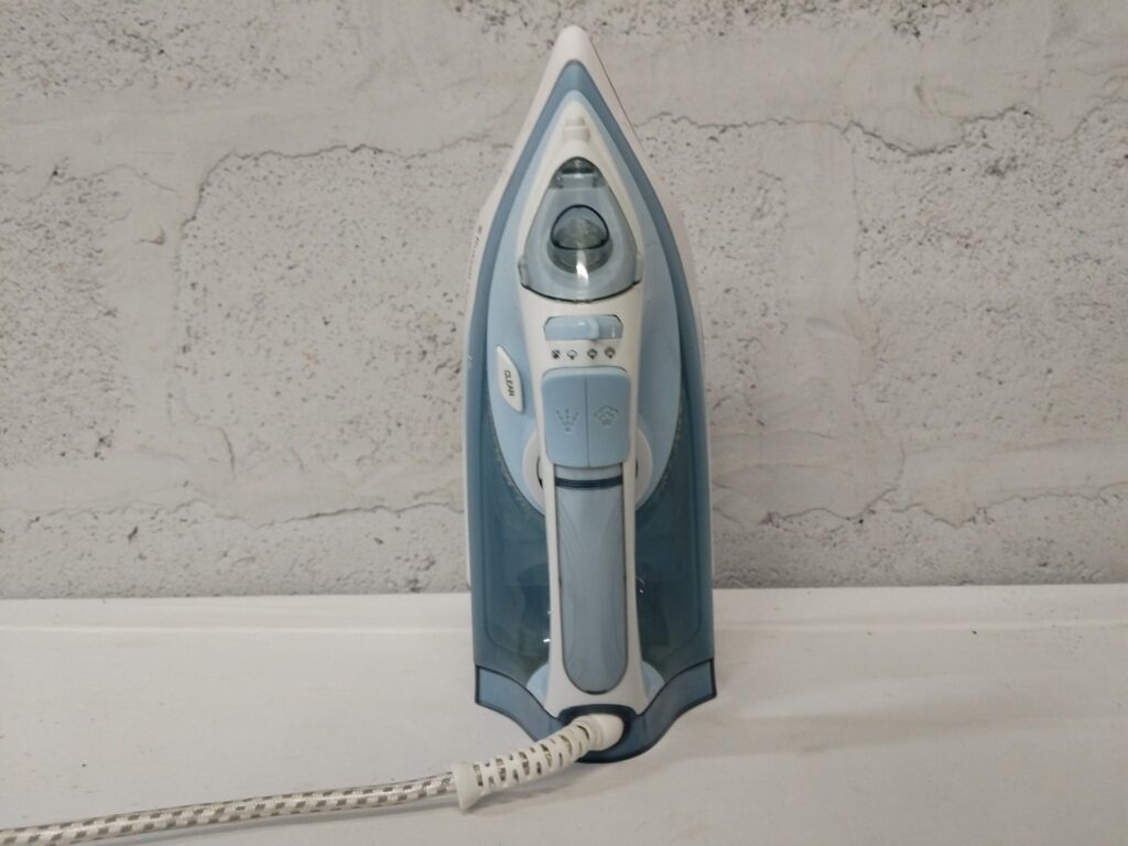 Russell Hobbs RH1500 Steam Iron — tested, limited steam, heavy soleplate staining