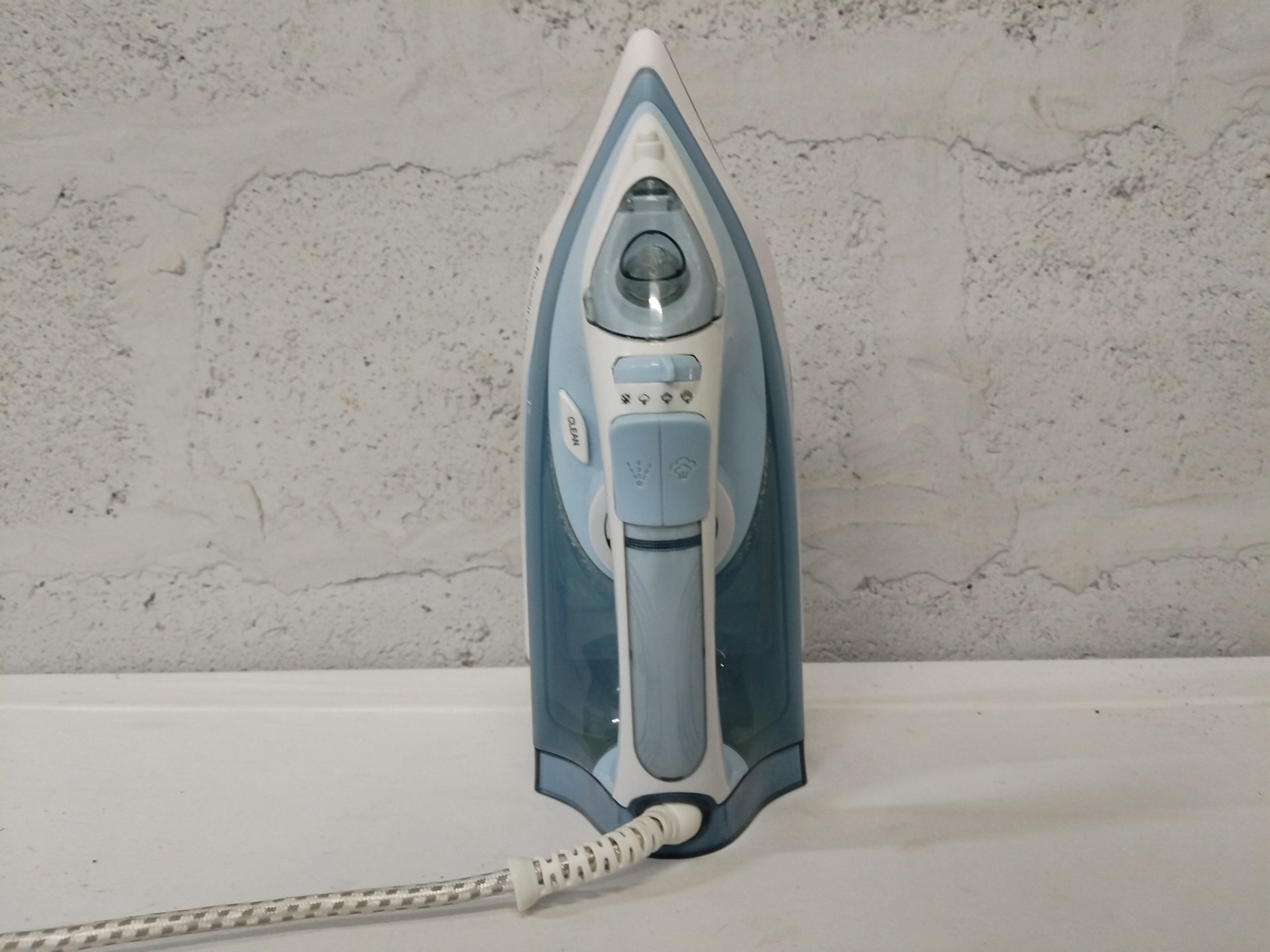 Russell Hobbs RH1500 Steam Iron — tested, limited steam, heavy soleplate staining