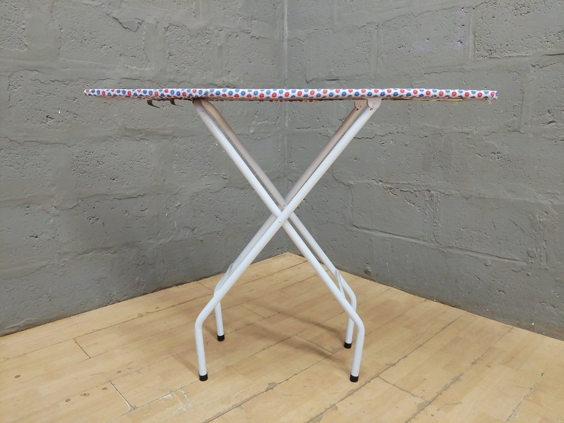Folding Ironing Board with Iron Rest — 120 x 35 x 94 cm — folds & locks, iron rest included