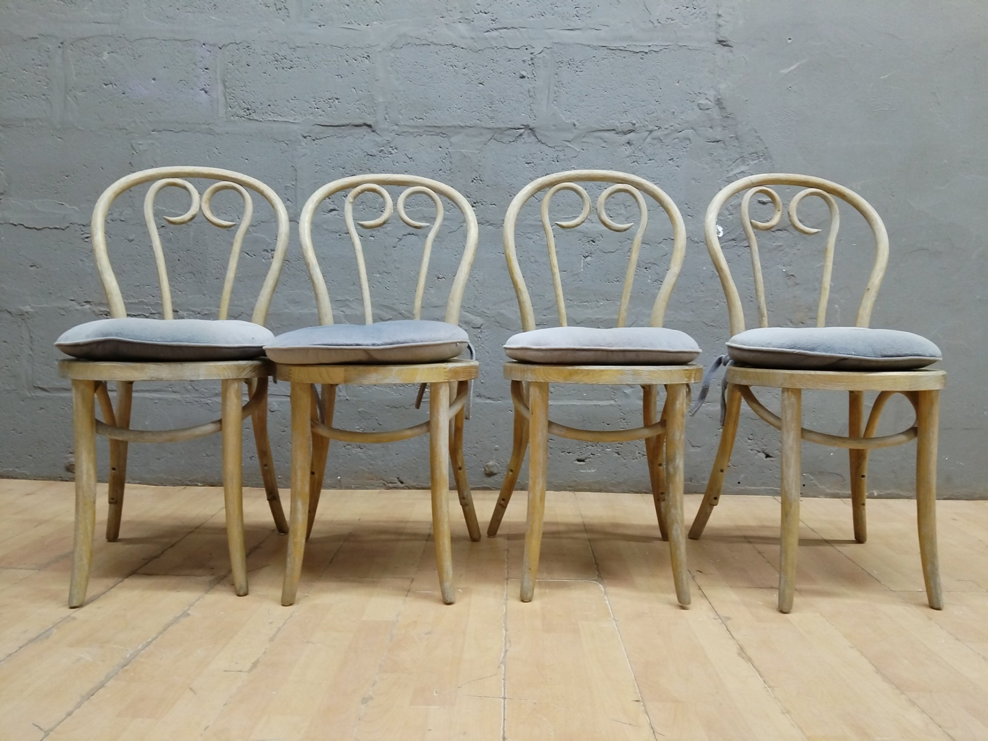 Set of 4 Bentwood-Style Dining Chairs with Tie-On Cushions — Distressed Finish, Solid Frames