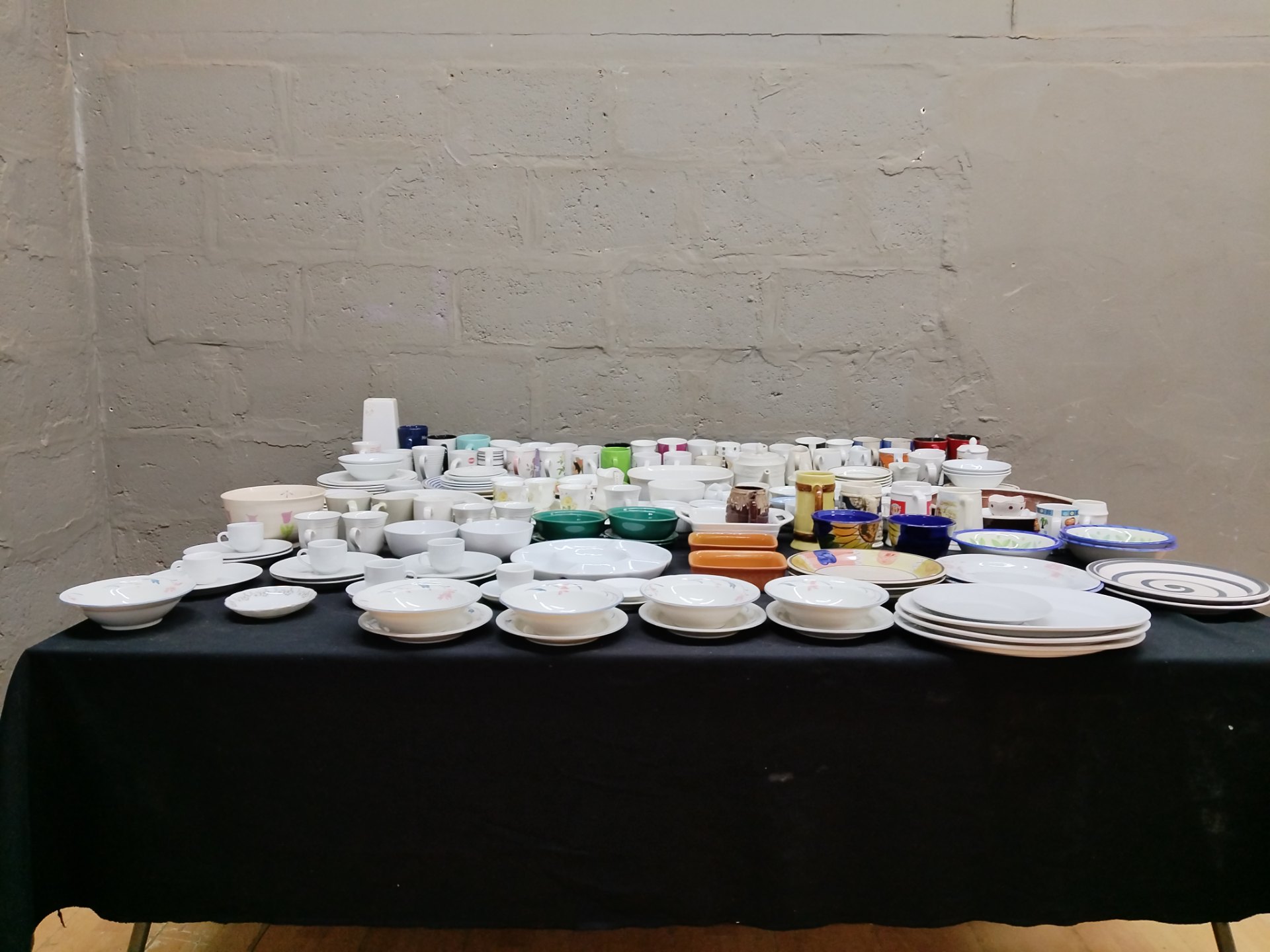 Mixed ceramic tableware lot — approx. 105 pieces (plates, bowls, cups, mugs, serving & serving dishes)