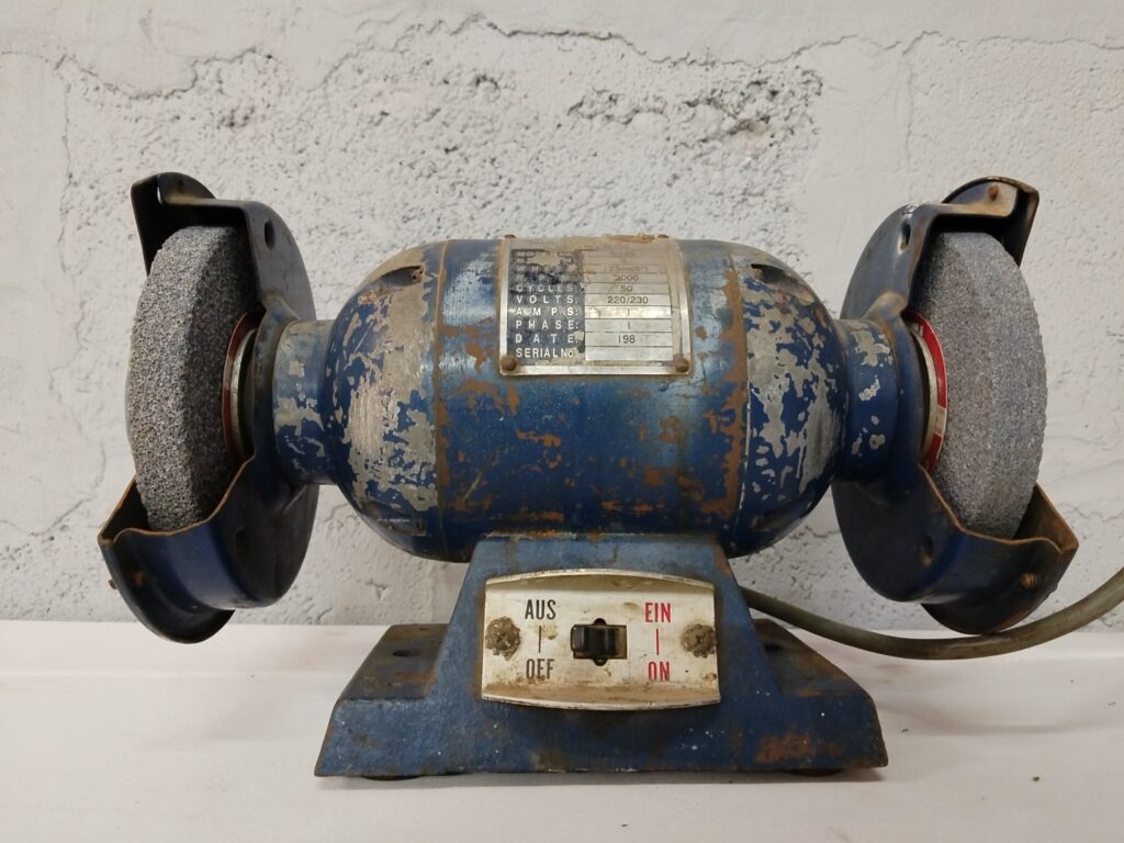 Bench grinder G-125 — 125mm (5″) double-wheel bench grinder, 220/230V, 3000 RPM (working)