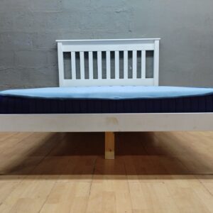 White wooden single bed frame with slatted headboard + blue mattress — 146 x 202 x 119 cm (mattress included, used)