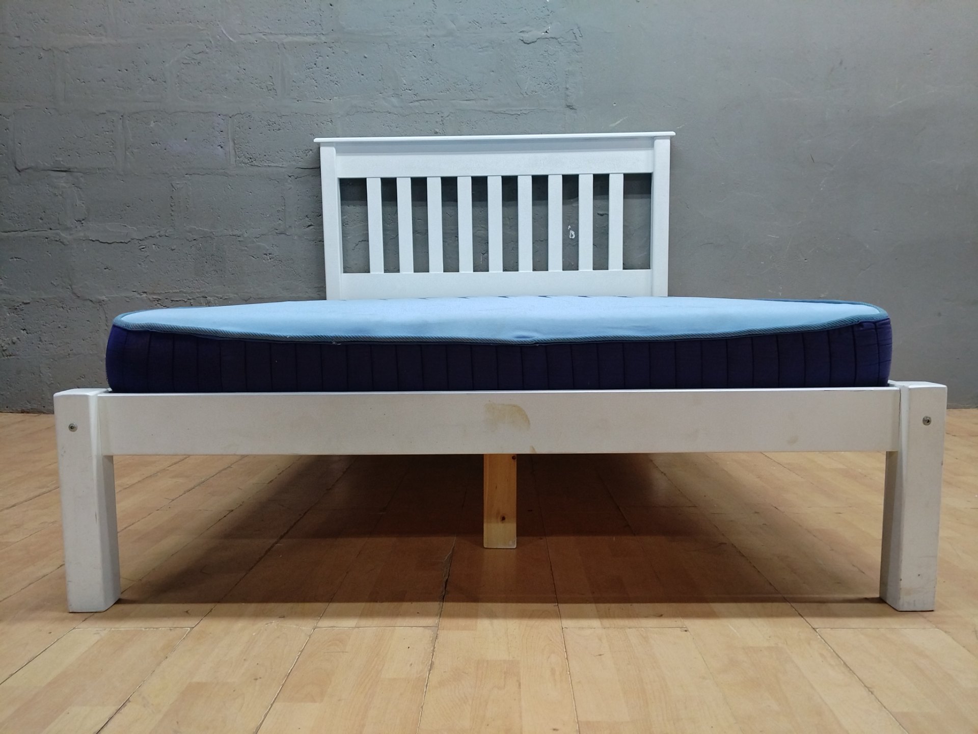 White wooden single bed frame with slatted headboard + blue mattress — 146 x 202 x 119 cm (mattress included, used)