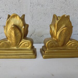 Pair of Gold-painted Plaster Decorative Bookends (15 x 9 x 14 cm) – Floral/Scroll Motif, Cosmetic Paint Chips