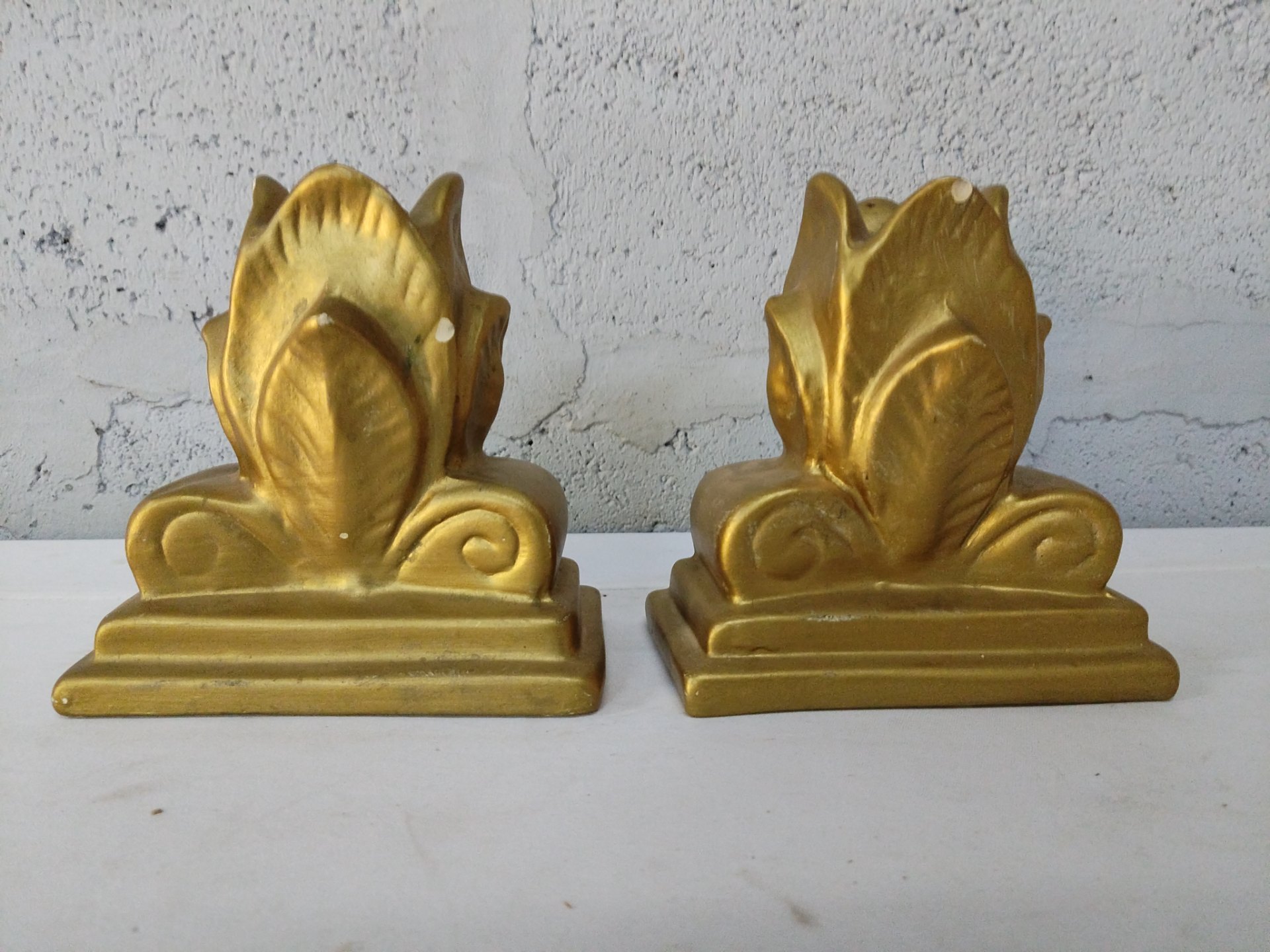 Pair of Gold-painted Plaster Decorative Bookends (15 x 9 x 14 cm) – Floral/Scroll Motif, Cosmetic Paint Chips