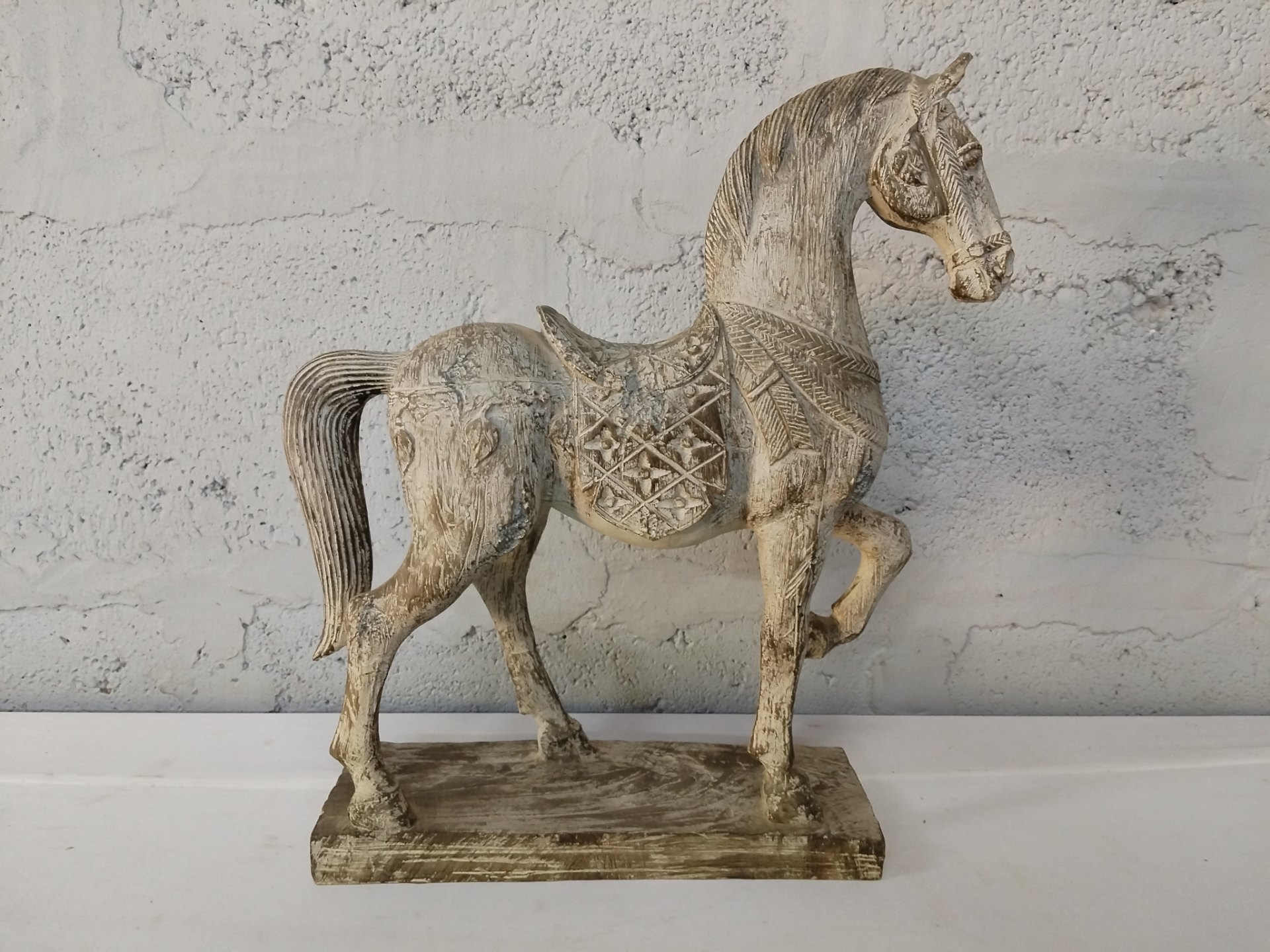 Carved Wooden Horse Sculpture on Rectangular Base — Whitewashed, Decorative Saddle Detail (27 x 9 x 38 cm)