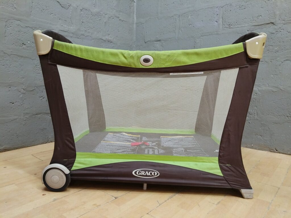 Graco travel playpen / play yard — brown & green, 118 x 70 x 87 cm (used)