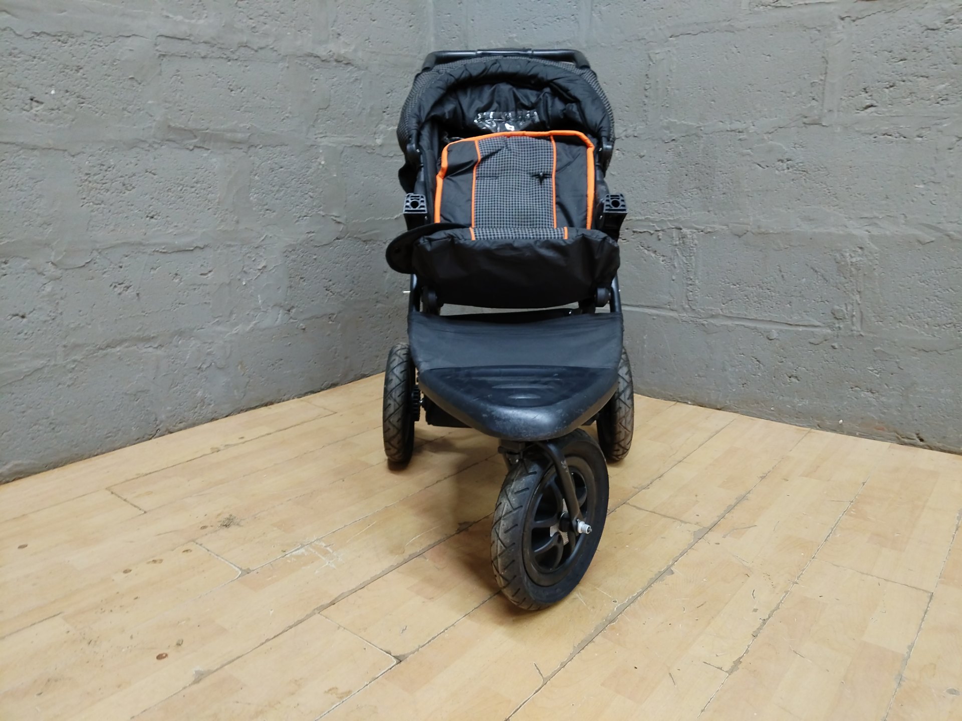 SPORT RUNNER three-wheel jogging stroller — inflatable tyres, brakes tested, harness missing