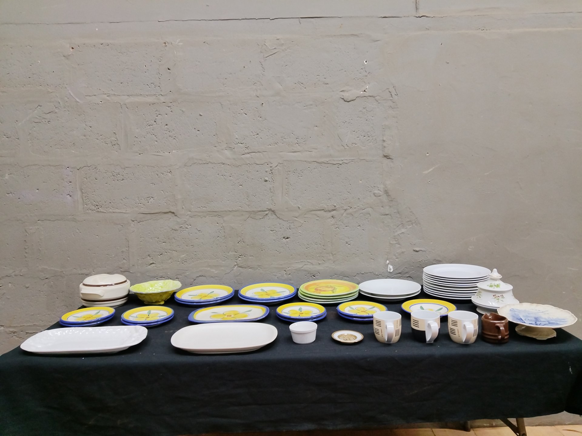 Mixed lot of assorted ceramic & porcelain tableware — approx. 30 pieces (plates, bowls, mugs, serving dishes)