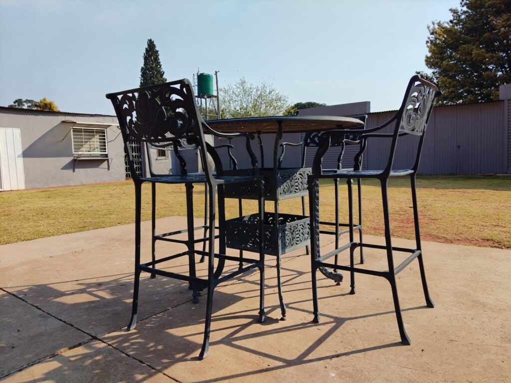 Ornate cast‑aluminium 5‑piece outdoor patio set – round 113cm table + 4 chairs