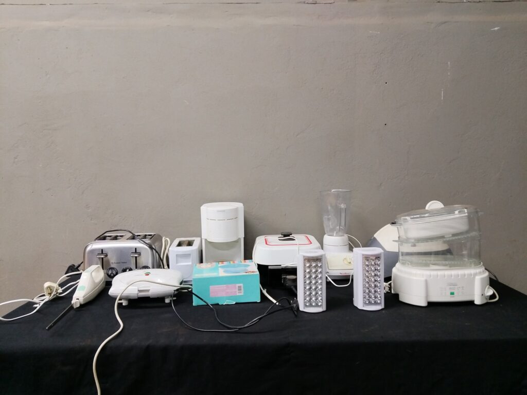 Mixed Bulk Lot — Assorted Small Kitchen Appliances (12 pcs) — Toaster, Blender, Steamer, Waffle Maker, Hand Mixer +