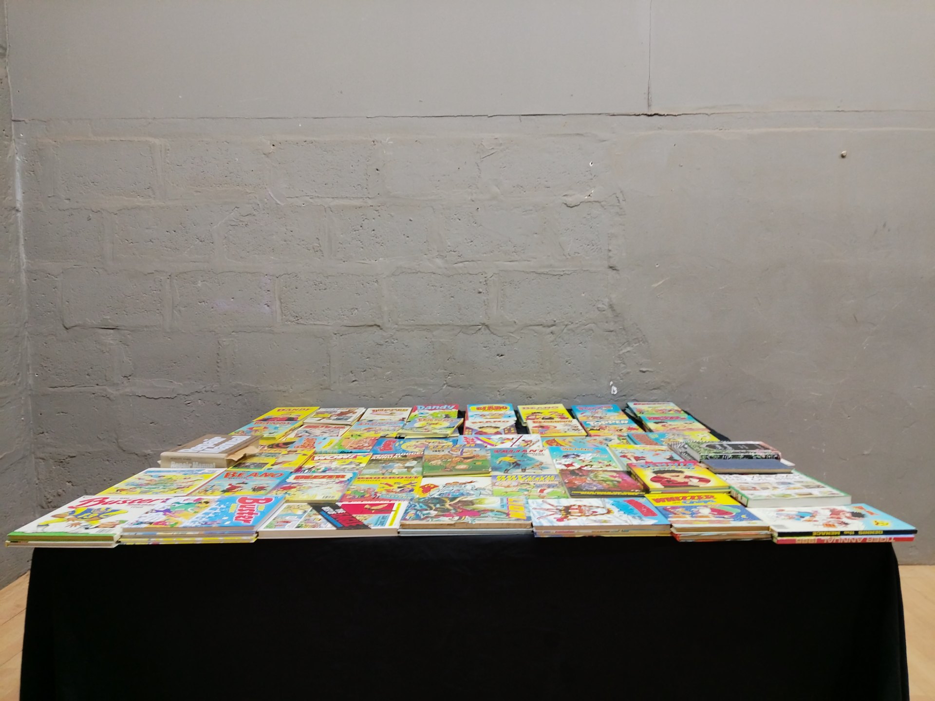 Mixed lot of UK children’s comic annuals – Beano, Dandy, Buster, Topper, Beezer, Whizzer & Chips, Valiant, Roy of the Rovers, Dennis the Menace (56 items est.)