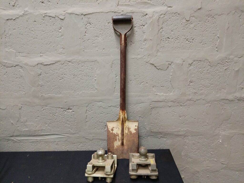Mixed lot: 2 trailer couplers with tow balls + shovel — label reads MAX TOWING MASS 2000kg / NOSE MASS 150kg