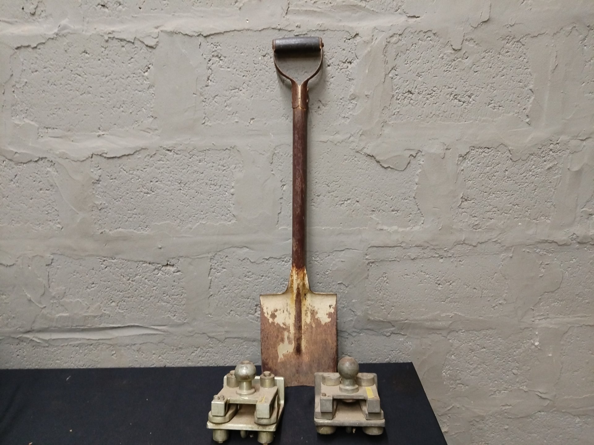 Mixed lot: 2 trailer couplers with tow balls + shovel — label reads MAX TOWING MASS 2000kg / NOSE MASS 150kg