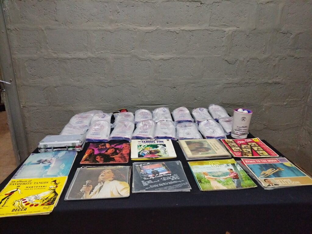 Mixed lot: 30 vintage LP records + sealed golf headcovers, golf balls & small poker-chip case