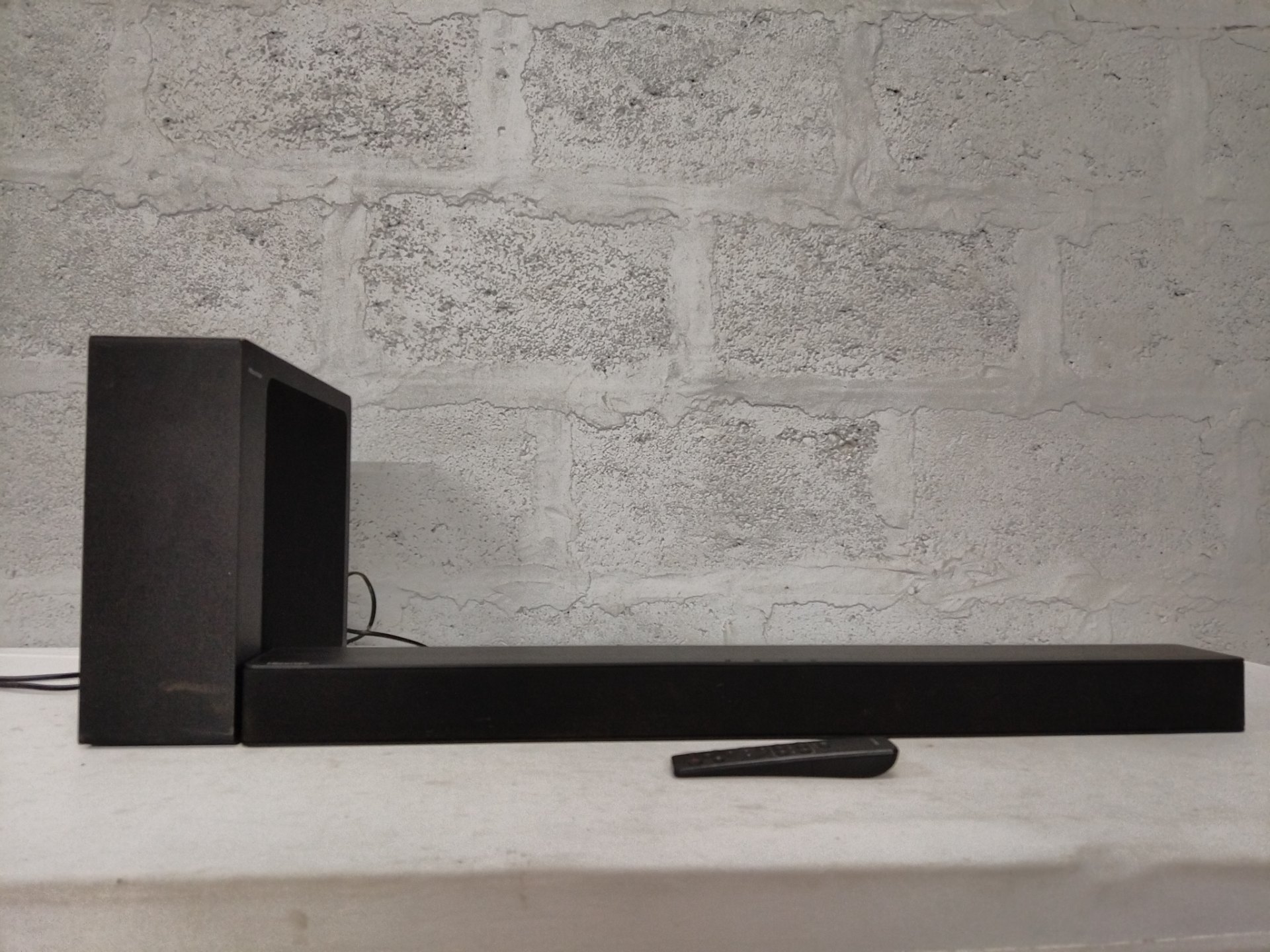 Hisense HS2100 2.1 Soundbar with Wireless Subwoofer, Remote & Power Cable (LEDs lit, used)