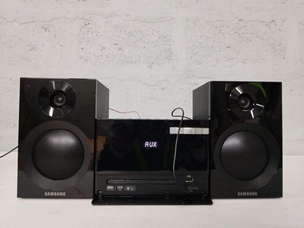 Samsung MM-E320 mini Hi‑Fi stereo system — main unit + 2 speakers, CD & AUX tested