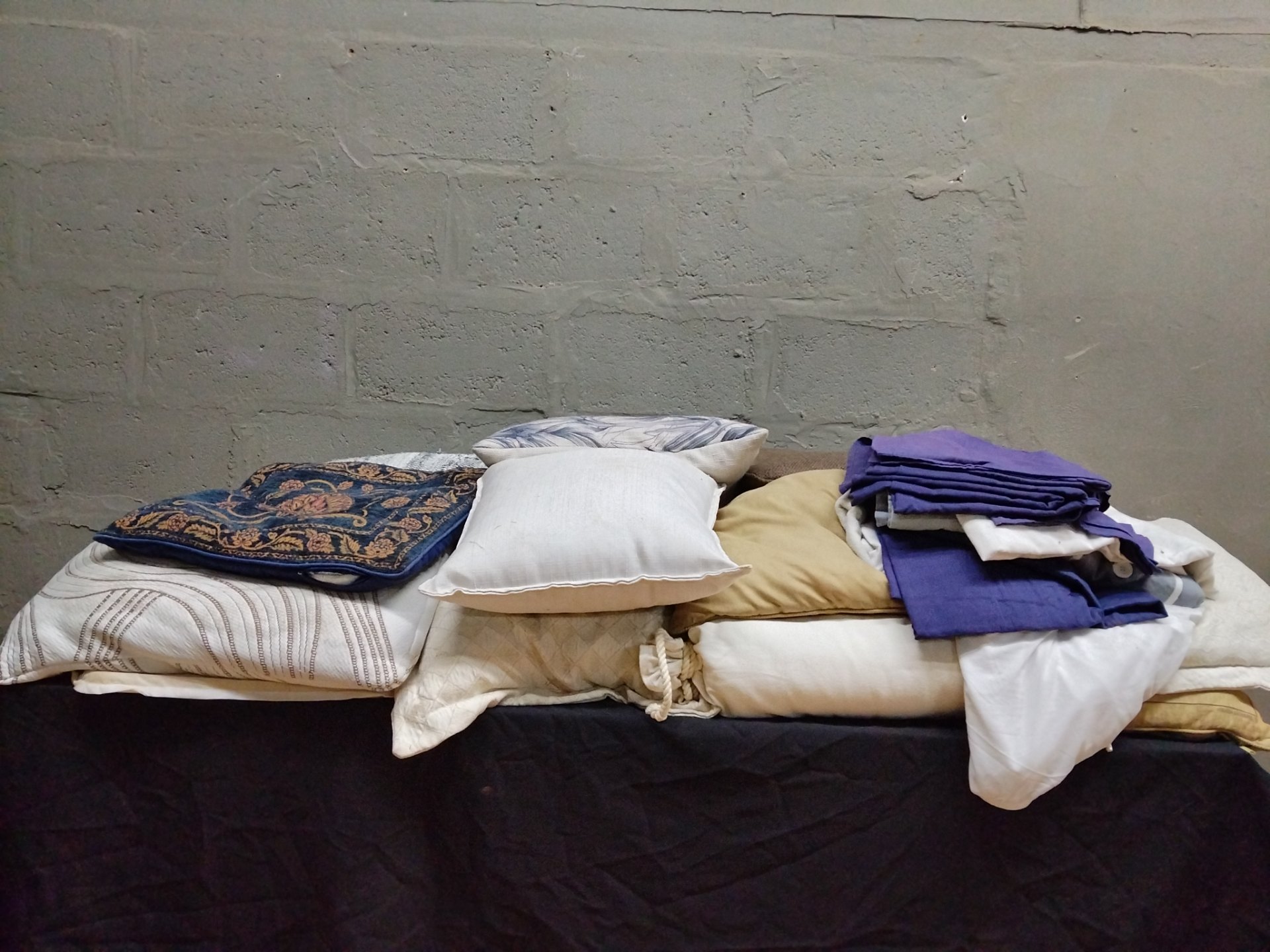 Lot of 6–10 Assorted Cushions, Pillows & Folded Linens – Mixed colours, used with visible wear