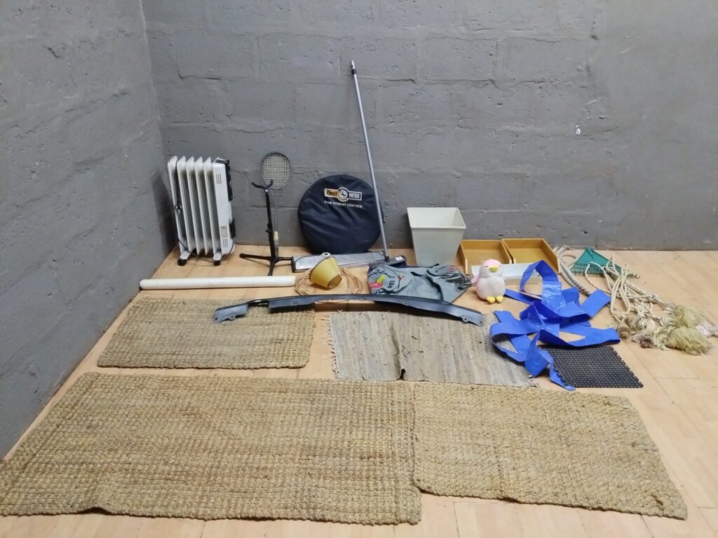 Mixed household lot – Mercury OH006 MB oil heater, woven rugs, lampshade parts, ropes, car trim  amp; assorted small items