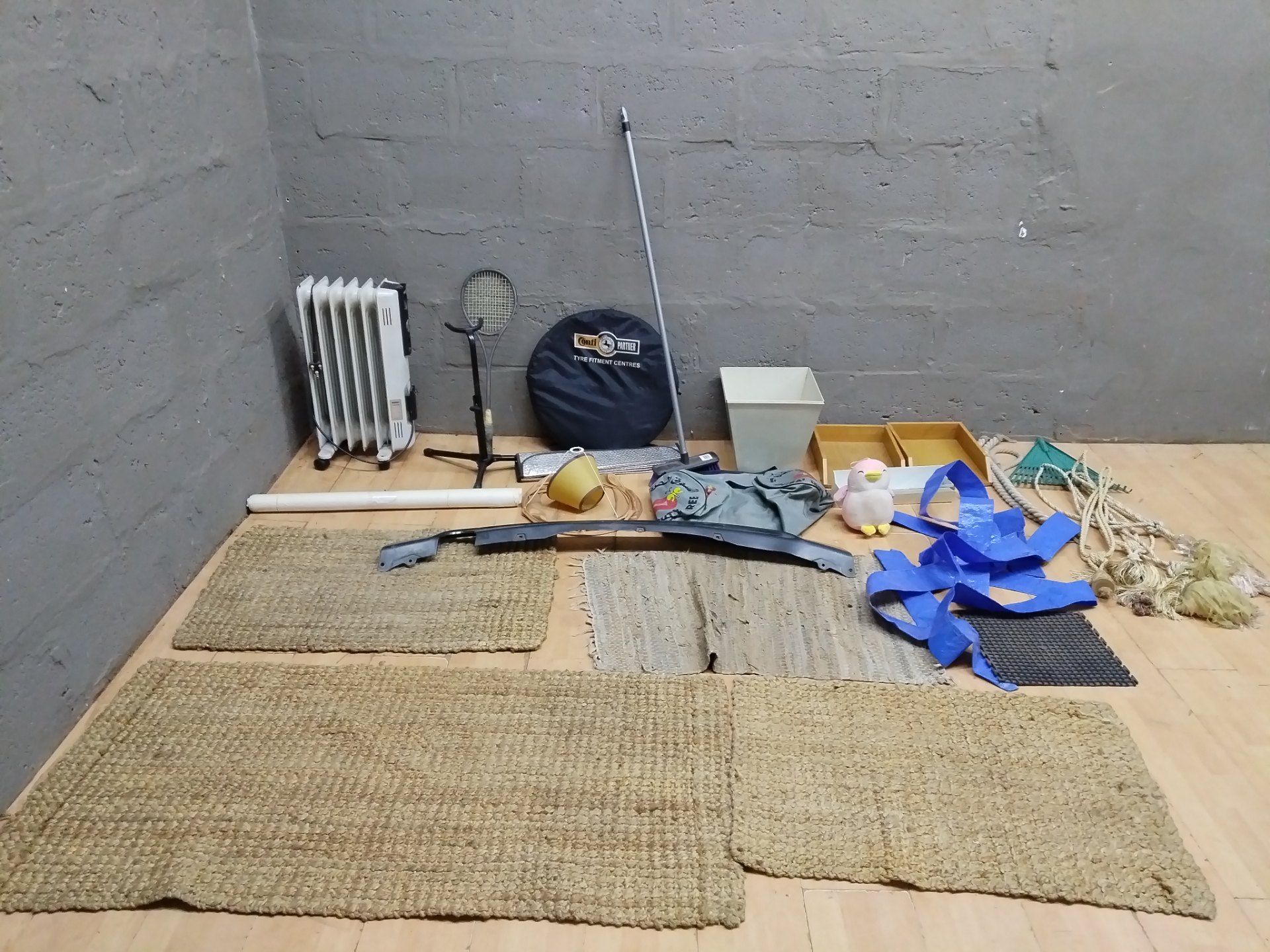 Mixed household lot – Mercury OH006 MB oil heater, woven rugs, lampshade parts, ropes, car trim  amp; assorted small items