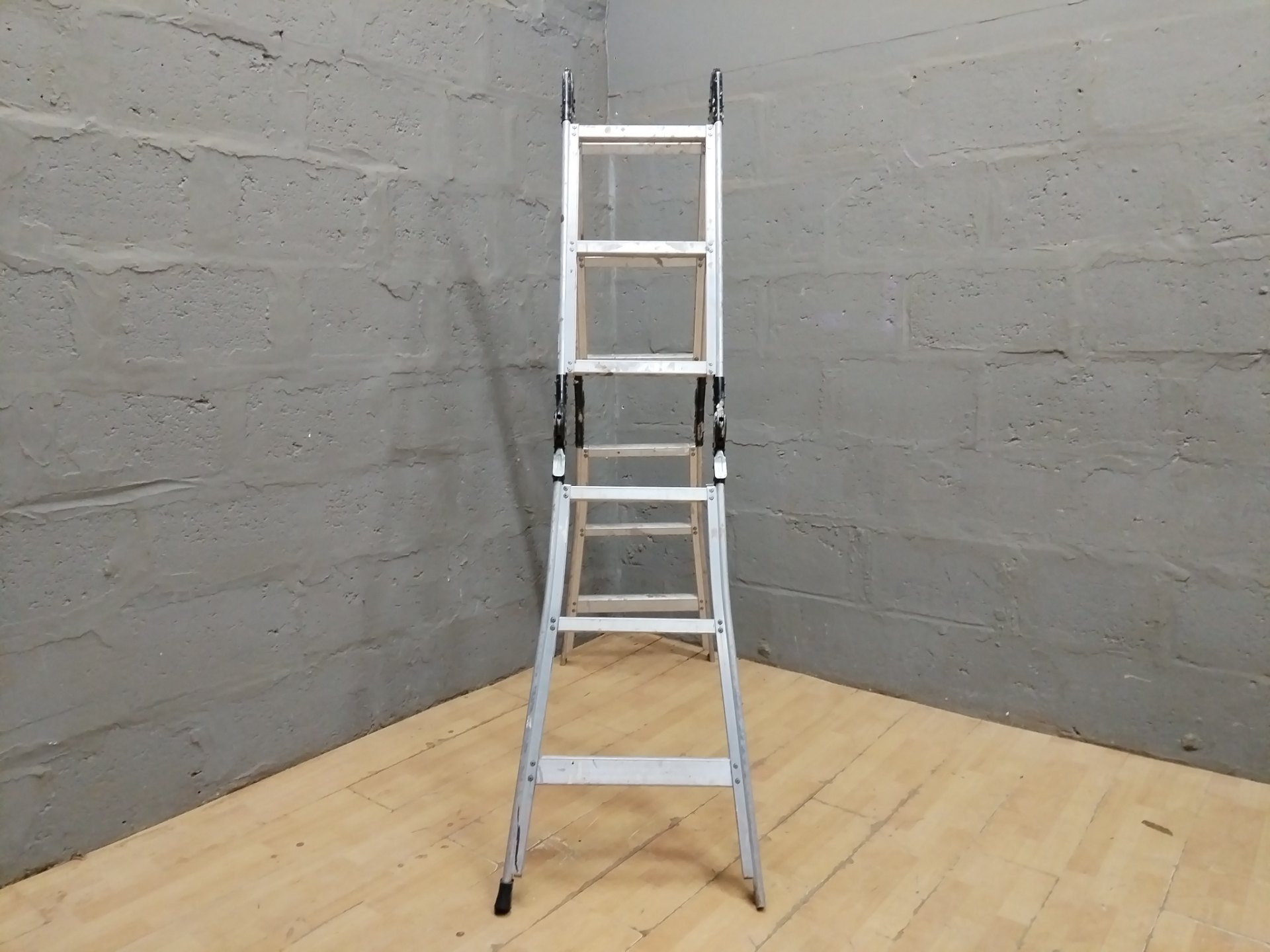 Aluminium multi-position combination ladder — 181 cm, working hinge locks, painter-used finish