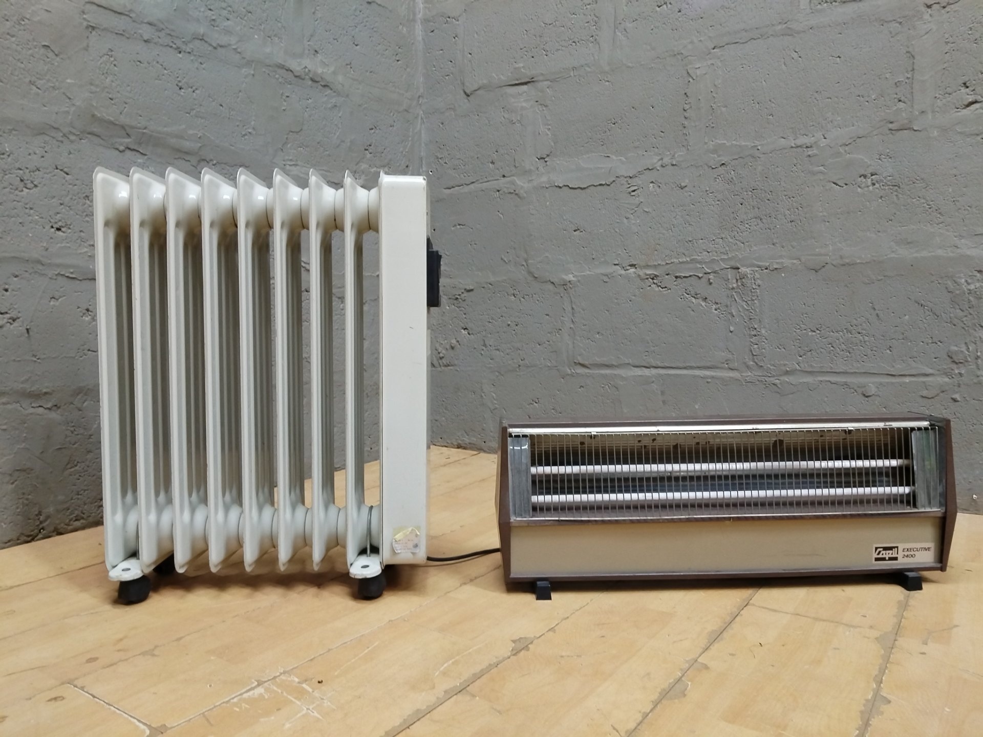 Mixed lot: 2 portable heaters — oil-filled radiator (2060W, Made in Italy) + Executive 2400 fan heater