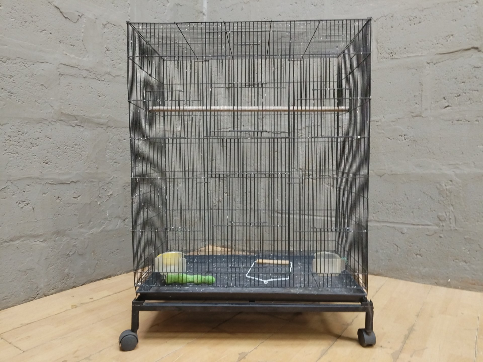 Tall Metal Bird / Pet Cage on Wheeled Stand — Removable Tray, Perches & Feeders (76 x 54 x 103 cm)