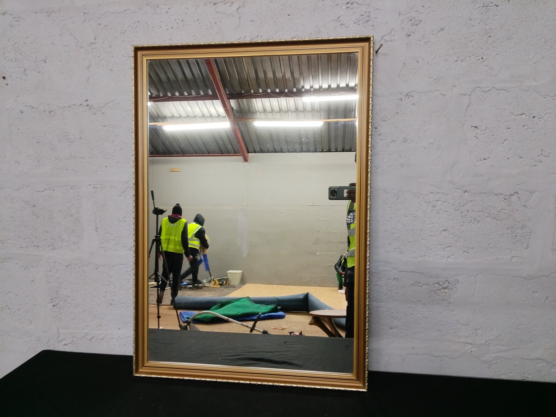 Large gilt-framed wall mirror 72 x 102 cm – decorative moulding, hanging brackets